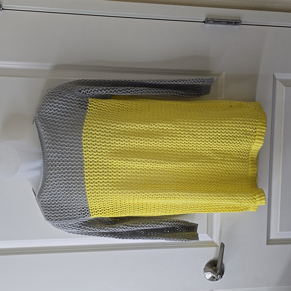 Apt.9 Yellow and Gray Sweater EUC Size Medium‎